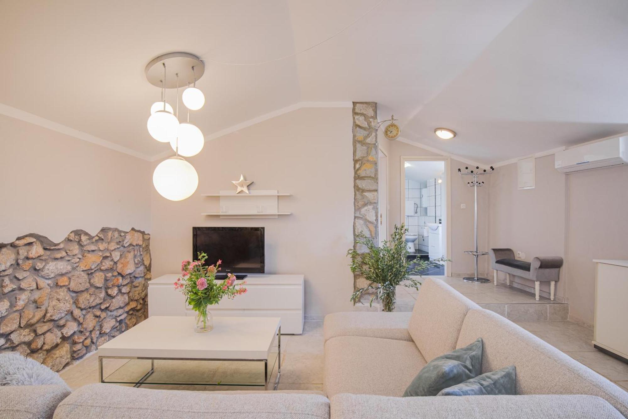 Apartments Lina Vrh  ภายนอก รูปภาพ